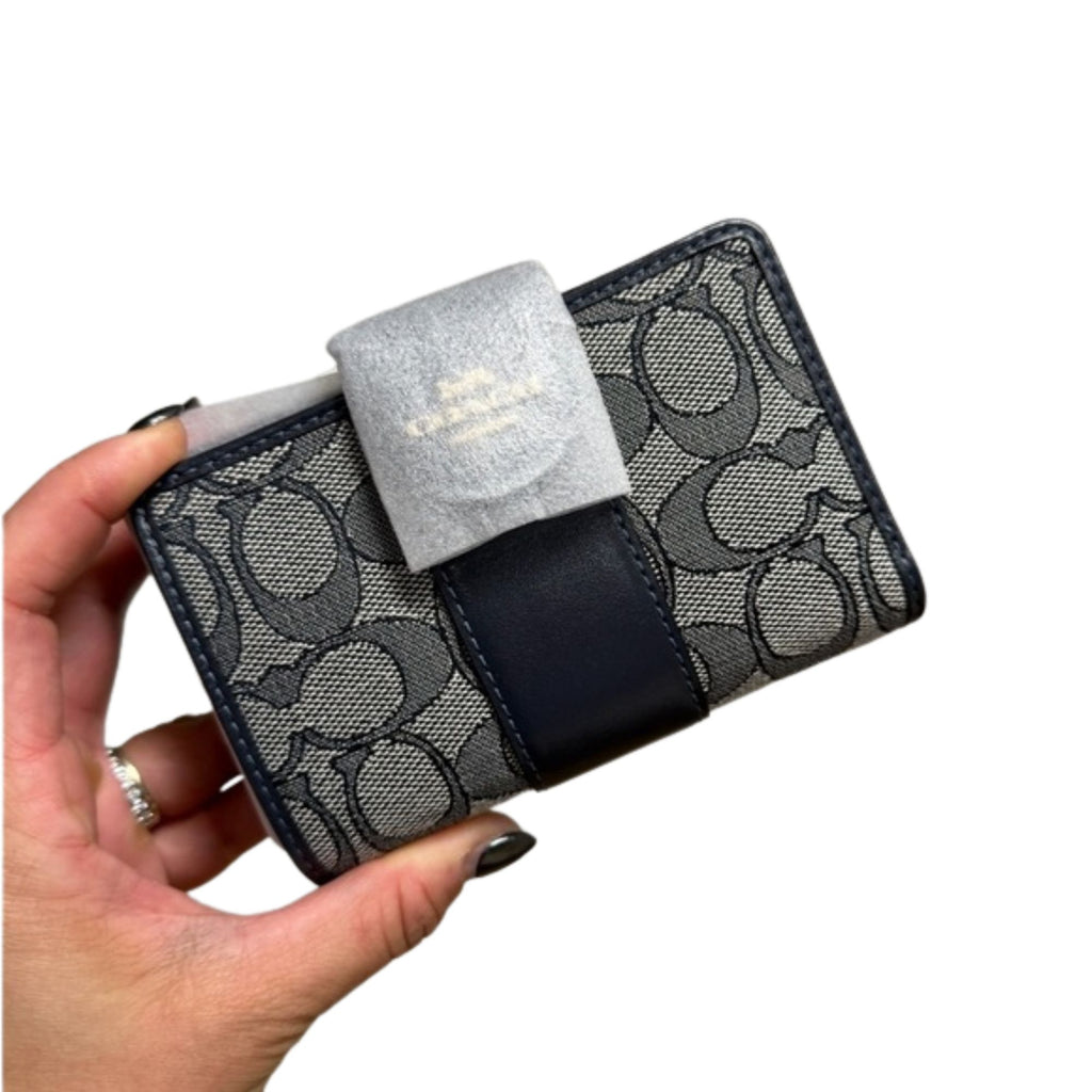 Billetera Coach mediana de tela monograma azul marino