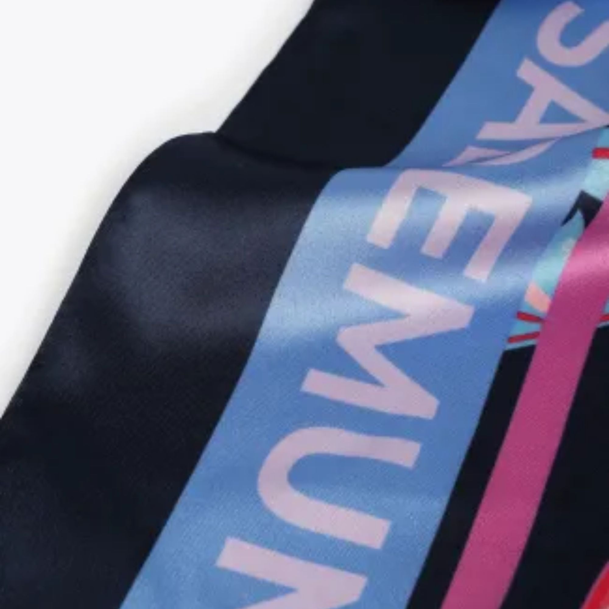 Pañuelo Lola Casademunt Estampado Paisley Flores Calipso y Fucsia