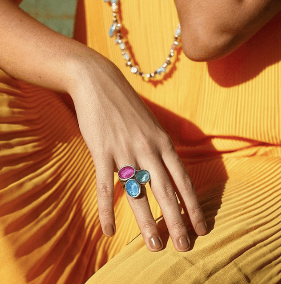 Anillo Uno de 50 Tesoro 3 piedras colores