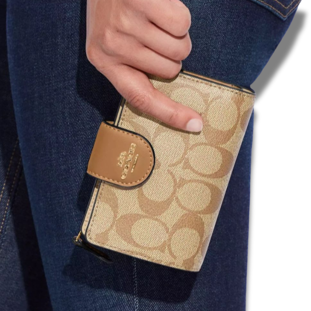 Billetera Coach Mediana Monograma Letras beige con camel