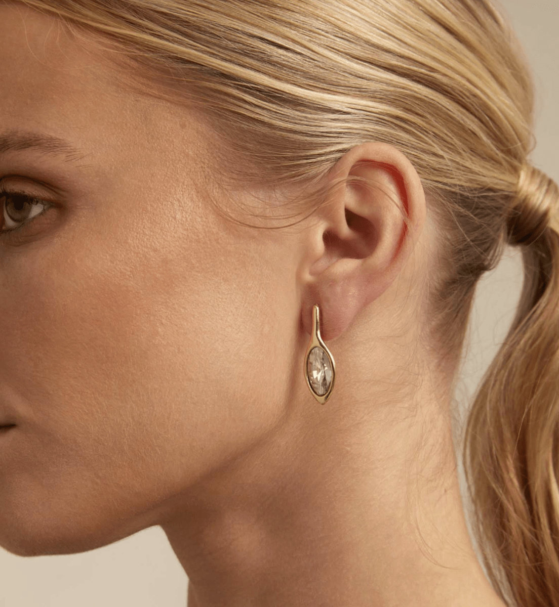 Aros Uno de 50 Colgantes plateados tipo gota con piedra transparente Doble baño de oro 18k