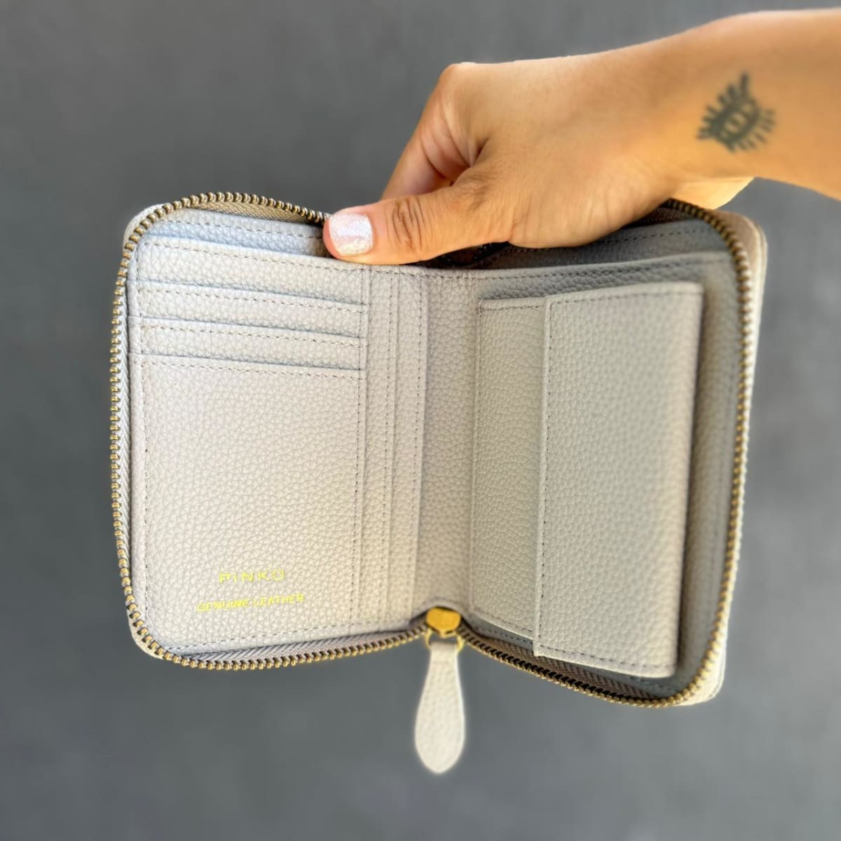 Billetera Pinko Cuadrada Gris Beige