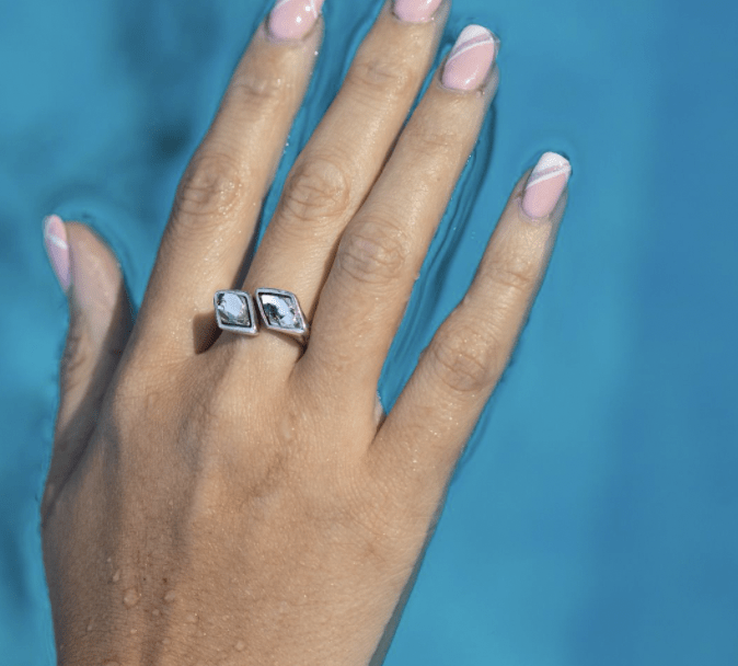 Anillo Uno de 50 plateado dos rombos piedra transparente