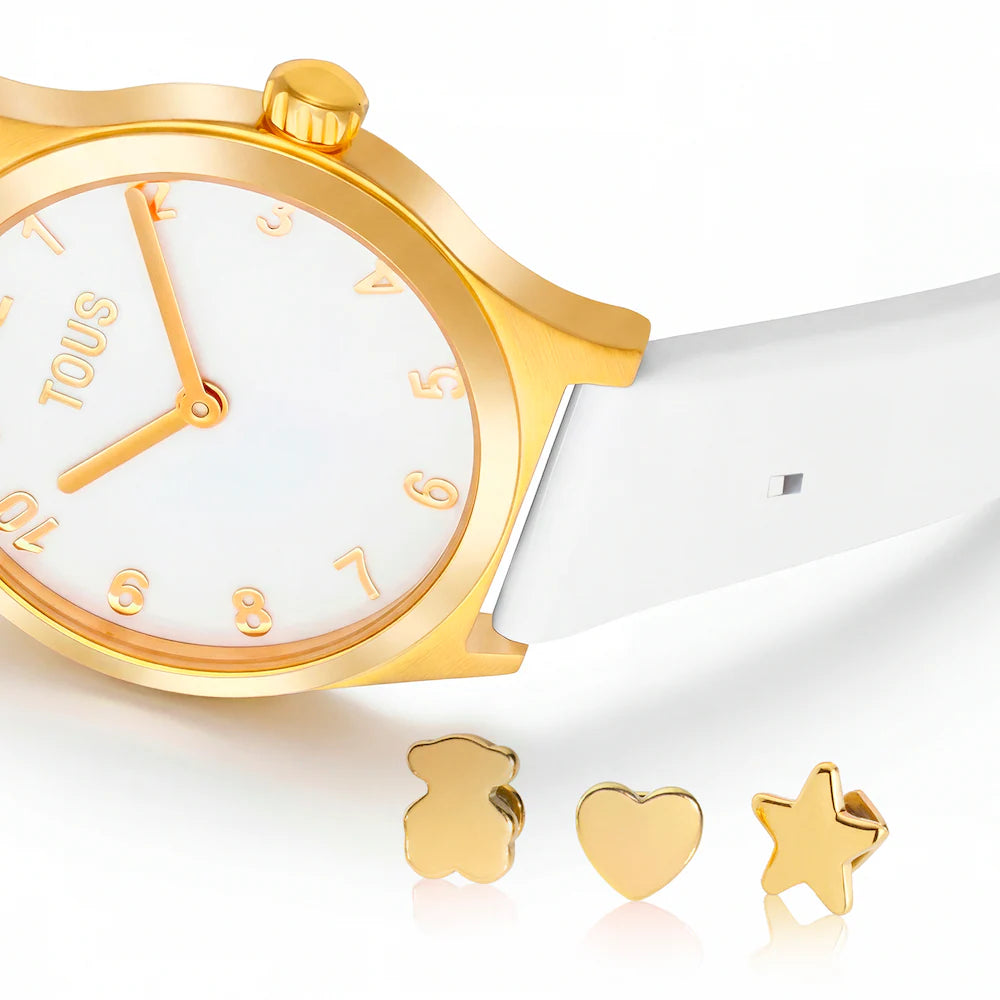 Reloj Tous correa de cuero blanco detalles dorados fondo blanco