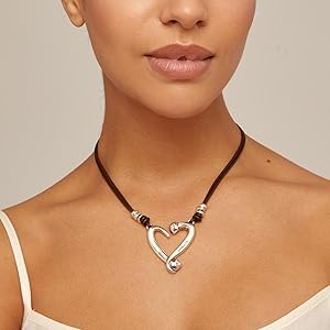 Collar Uno de 50 largo de cuero con corazon grande de plata
