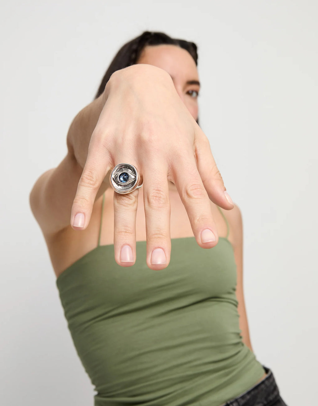 Anillo Uno de 50 tipo sello en plata de ley y forma de ojo con cristal facetado azul