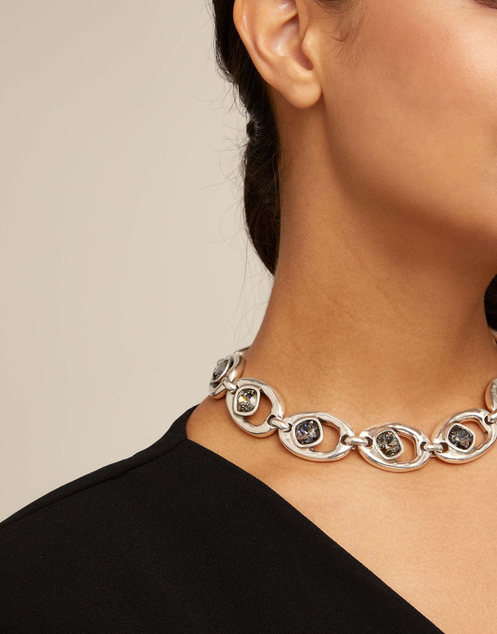 Collar Uno de 50 Together bañado en plata de ley con eslabones ovalados grandes con cristales gris verdosos y silver
