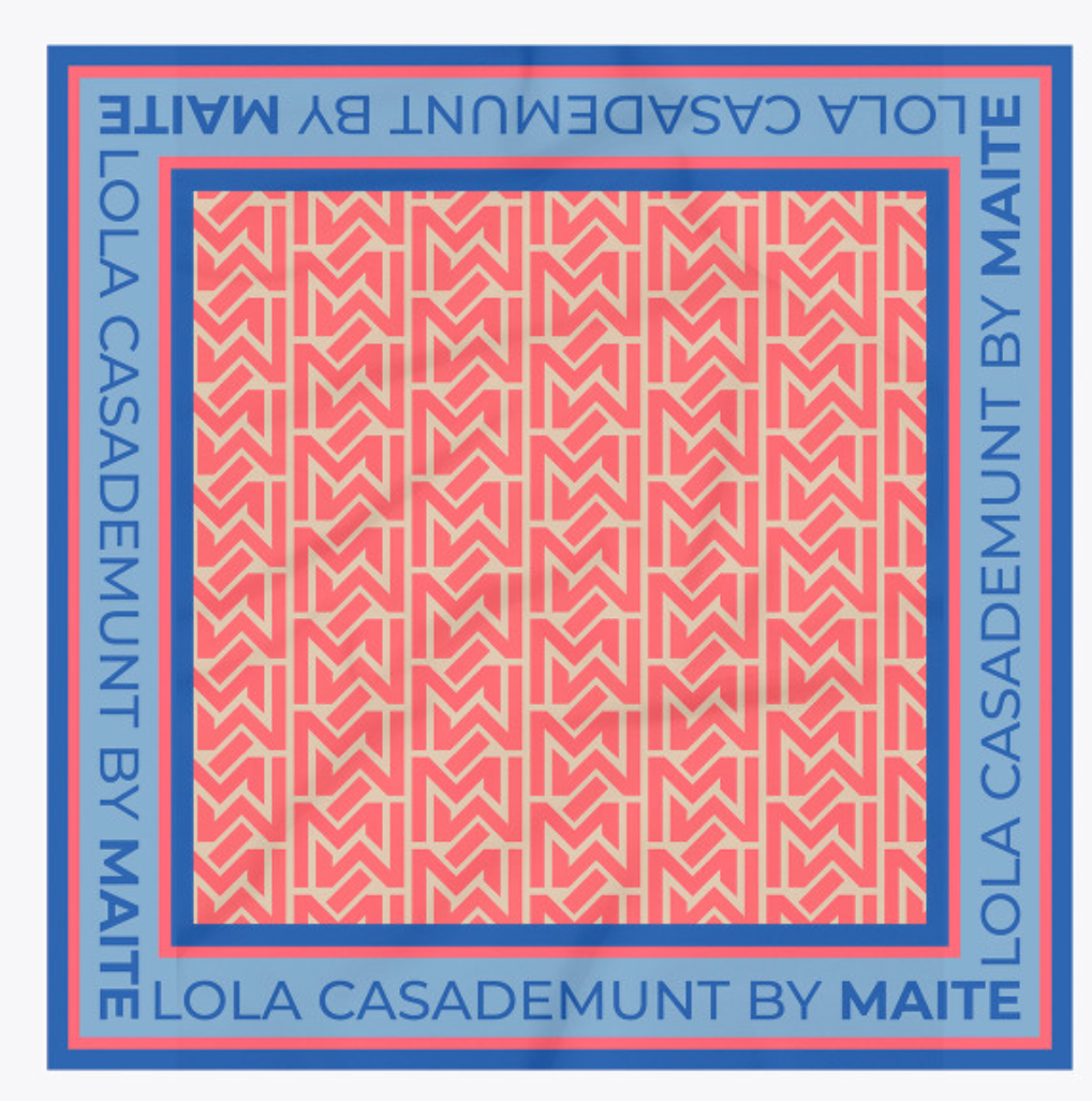 Pañuelo Lola Casademunt Satinado con Estampado Monograma Rojo Multicolor