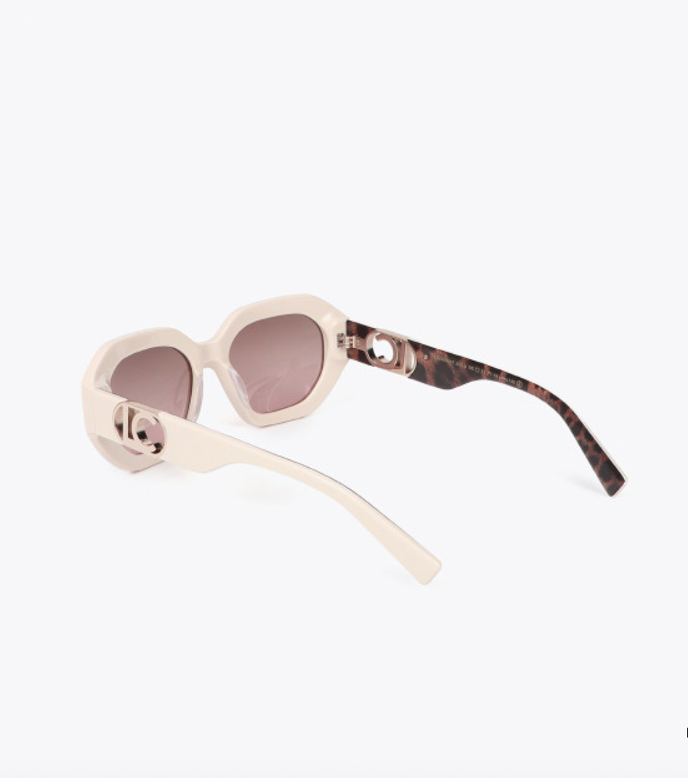 Lentes Lola Casademunt Marco hexagonal con logo dorado color crudo