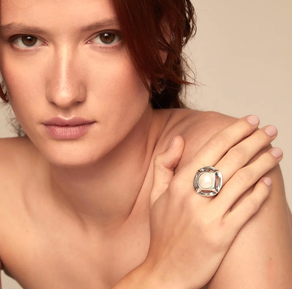 Anillo Uno de 50 coleccion mall redondo con 4 puntas sosteniendo una perla al centro grande