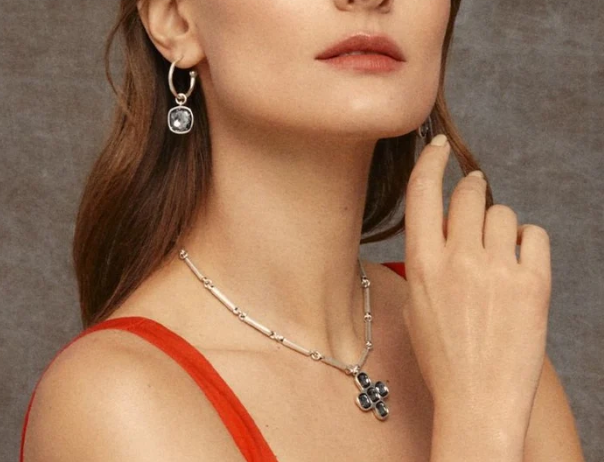 Collar Uno de 50 oh lord cruz piedras grises