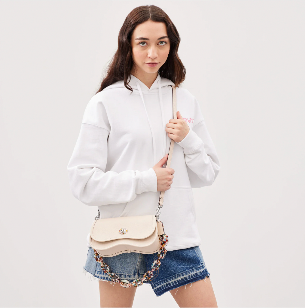 cartera Coach Blanca con cadena de piedra  (Wavy Dinky Bag In Coachtopia Leather)