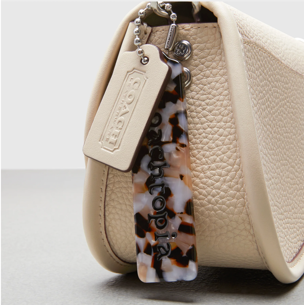 cartera Coach Blanca con cadena de piedra  (Wavy Dinky Bag In Coachtopia Leather)