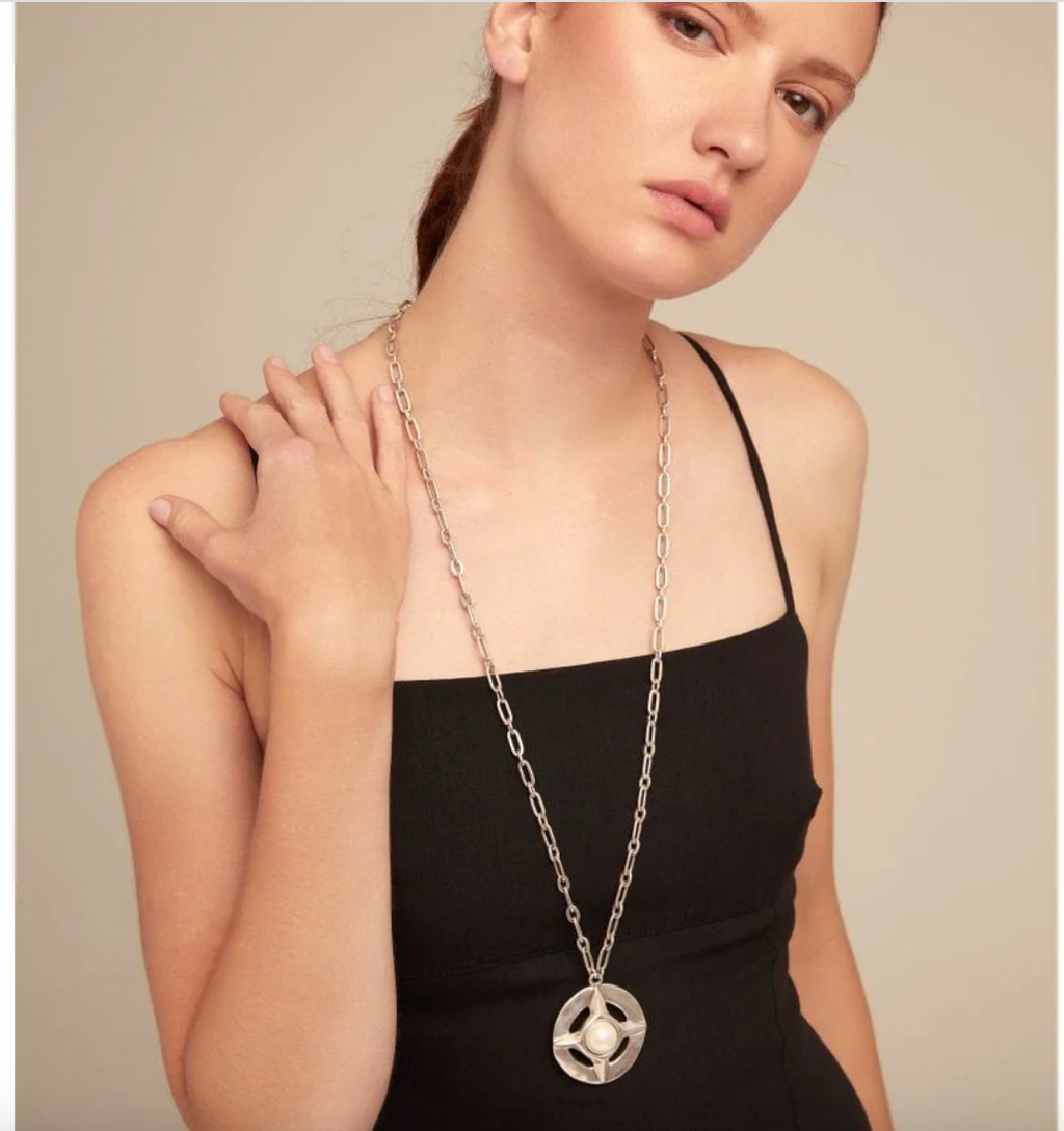 Collar Uno de 50 nueva coleccion mall redondo con 4 puntas sosteniendo una perla al centro grande