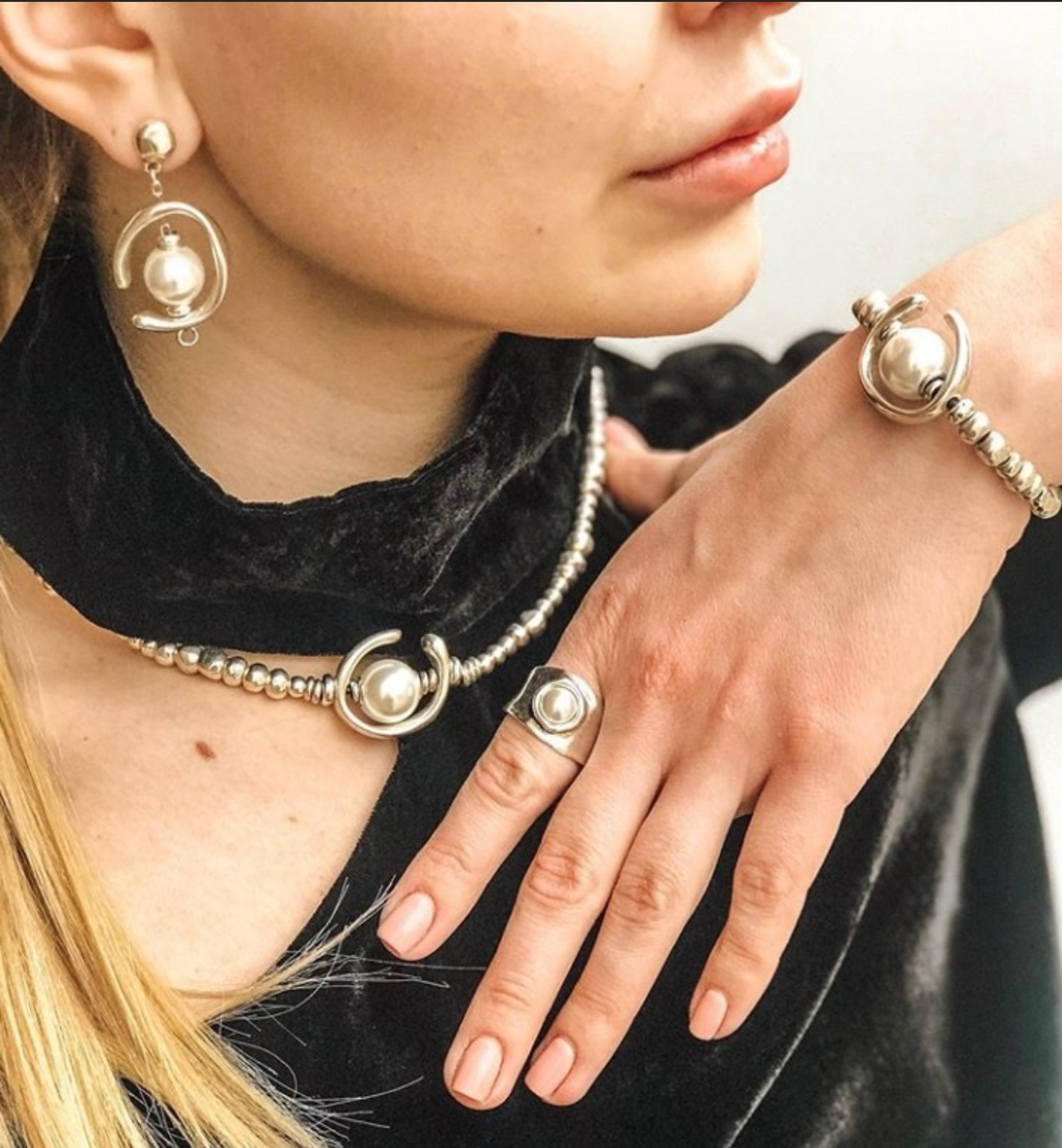 Aros Uno de 50 de perlas cubiertas con caparazon de plata colgantes