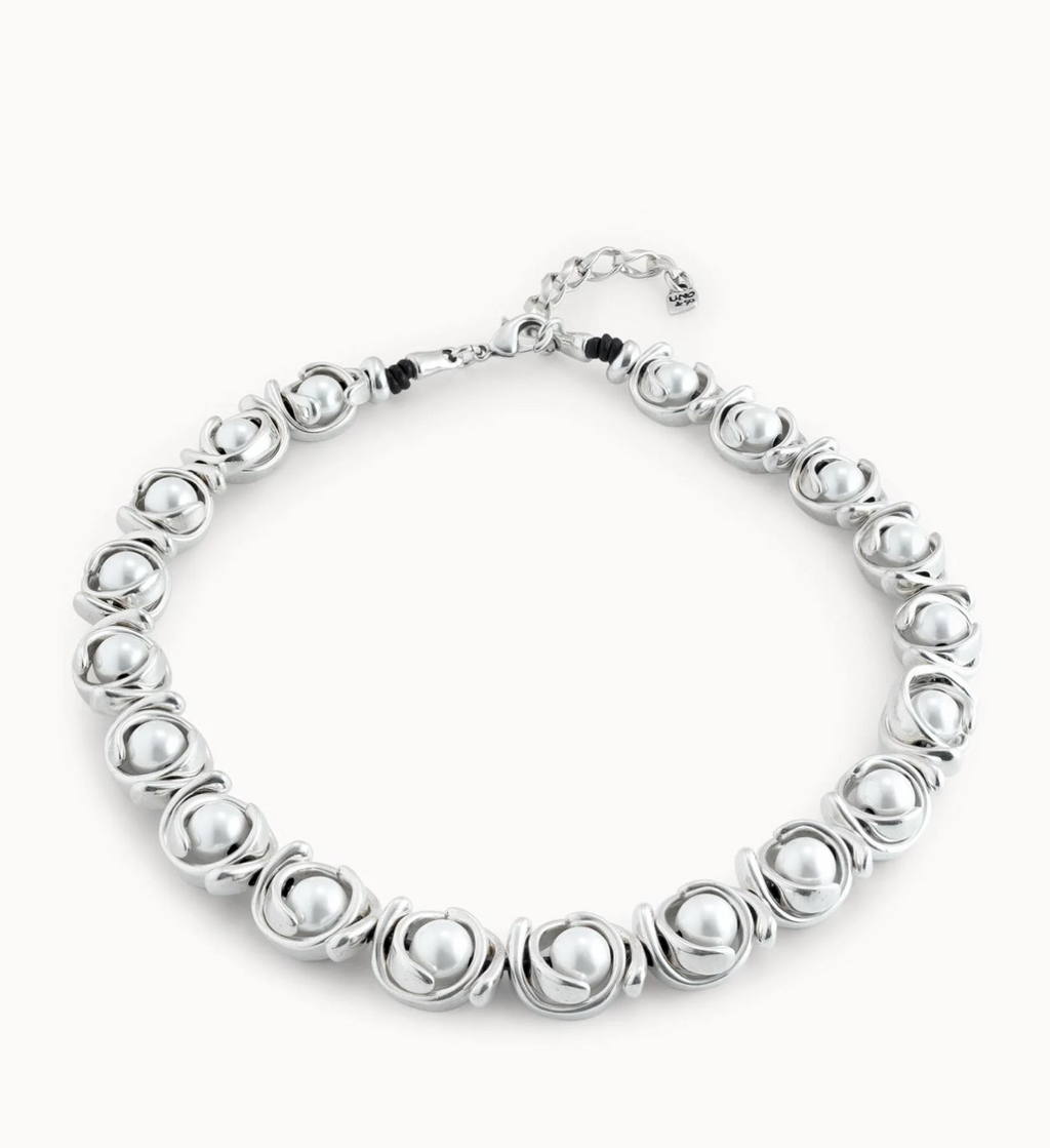 Collar Uno de 50 de perlas cubiertas con caparazon de plata tipo choker