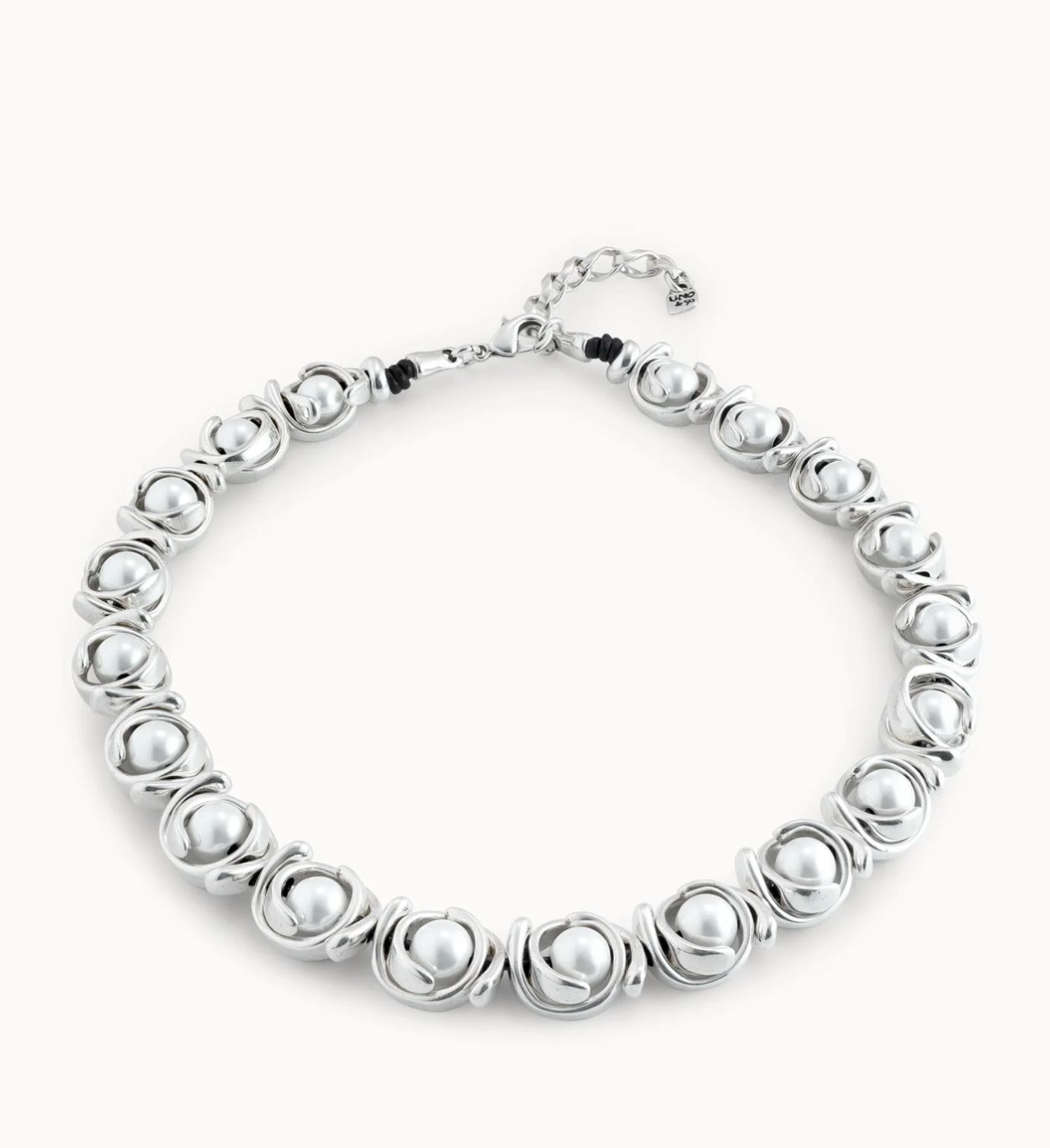 Collar Uno de 50 de perlas cubiertas con caparazon de plata tipo choker