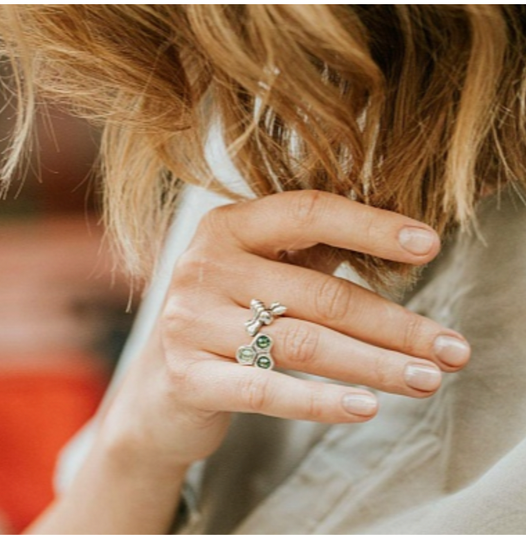 Anillo Uno de 50 Abeja y panal de cristales verdes