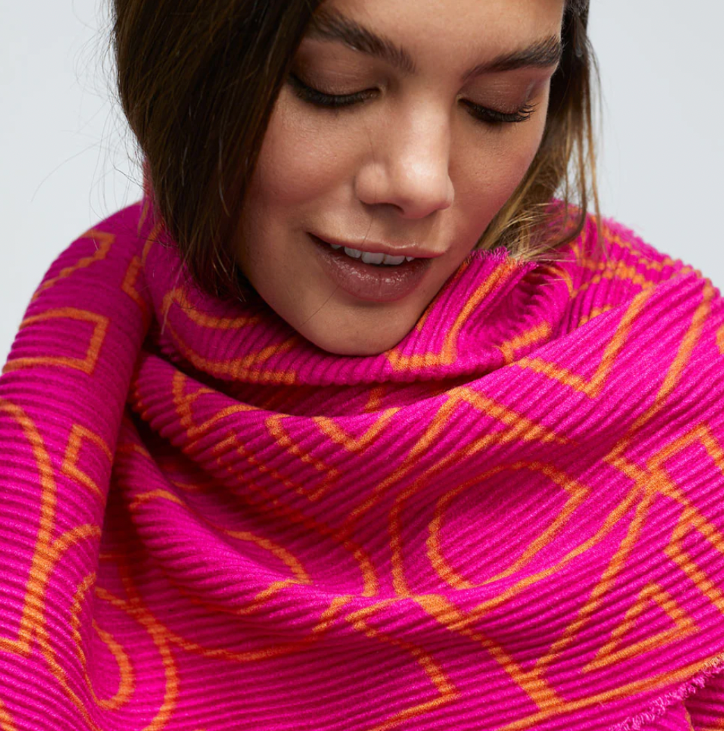 Bufanda Lola Casademunt Fucsia Letras Naranjas