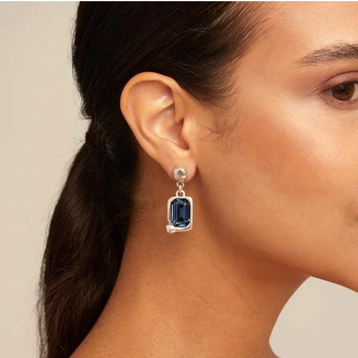 Aros uno de 50 Unconventional Cristal fascetado azul