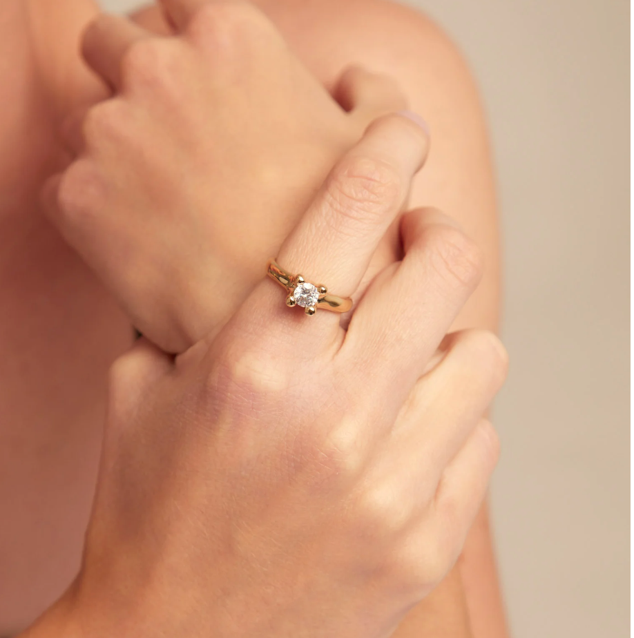 Anillo Uno de 50 Cosmos Solitario Doble baño de oro 18k con piedra circonita