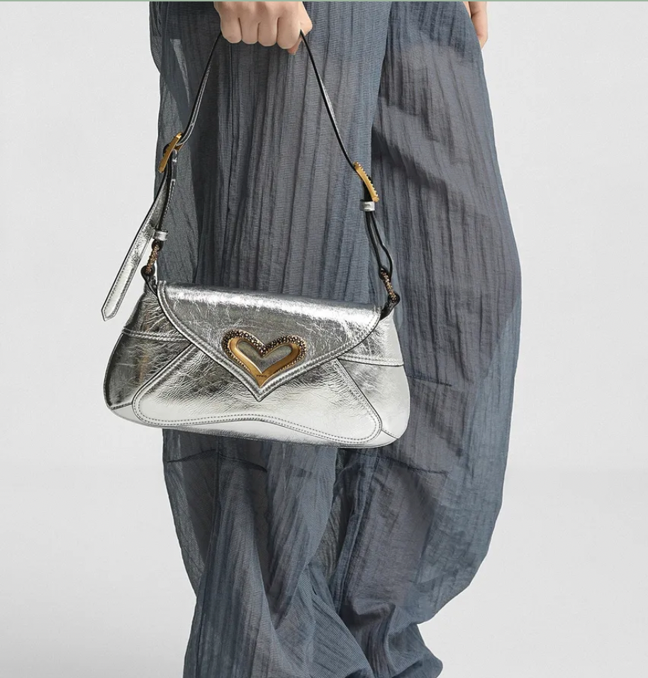 Cartera Pinko Shoulderbag Classic Grande Charol Plateado corazon dorado