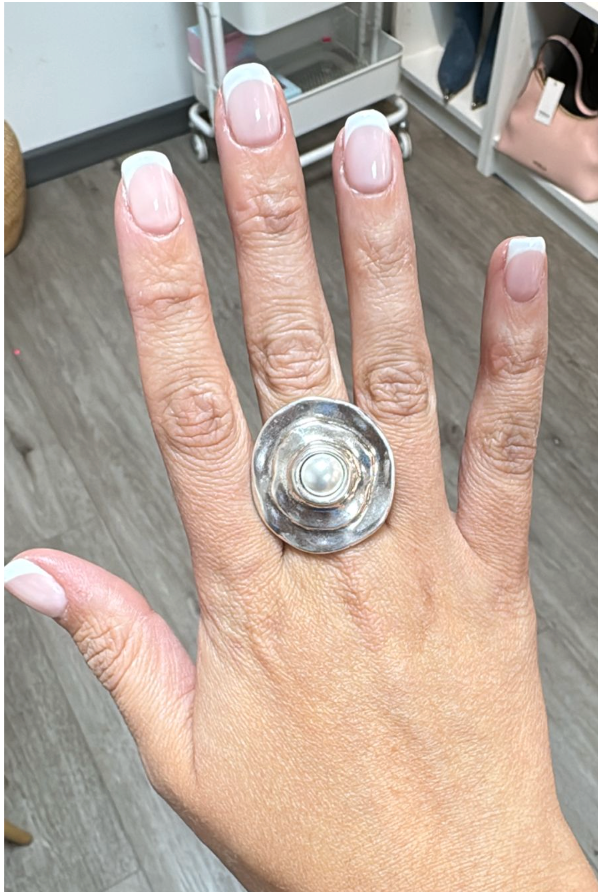 Anillo Uno de 50 Texcoco redondo grande con una perlita pequeña al centro