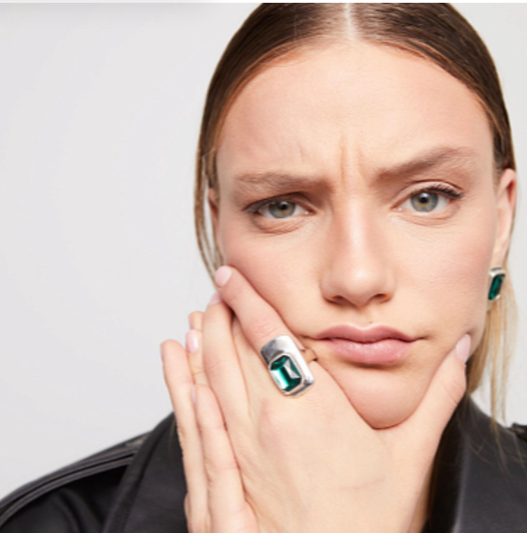 Anillo Uno de 50 Ser Magnetica Piedra Verde Grande