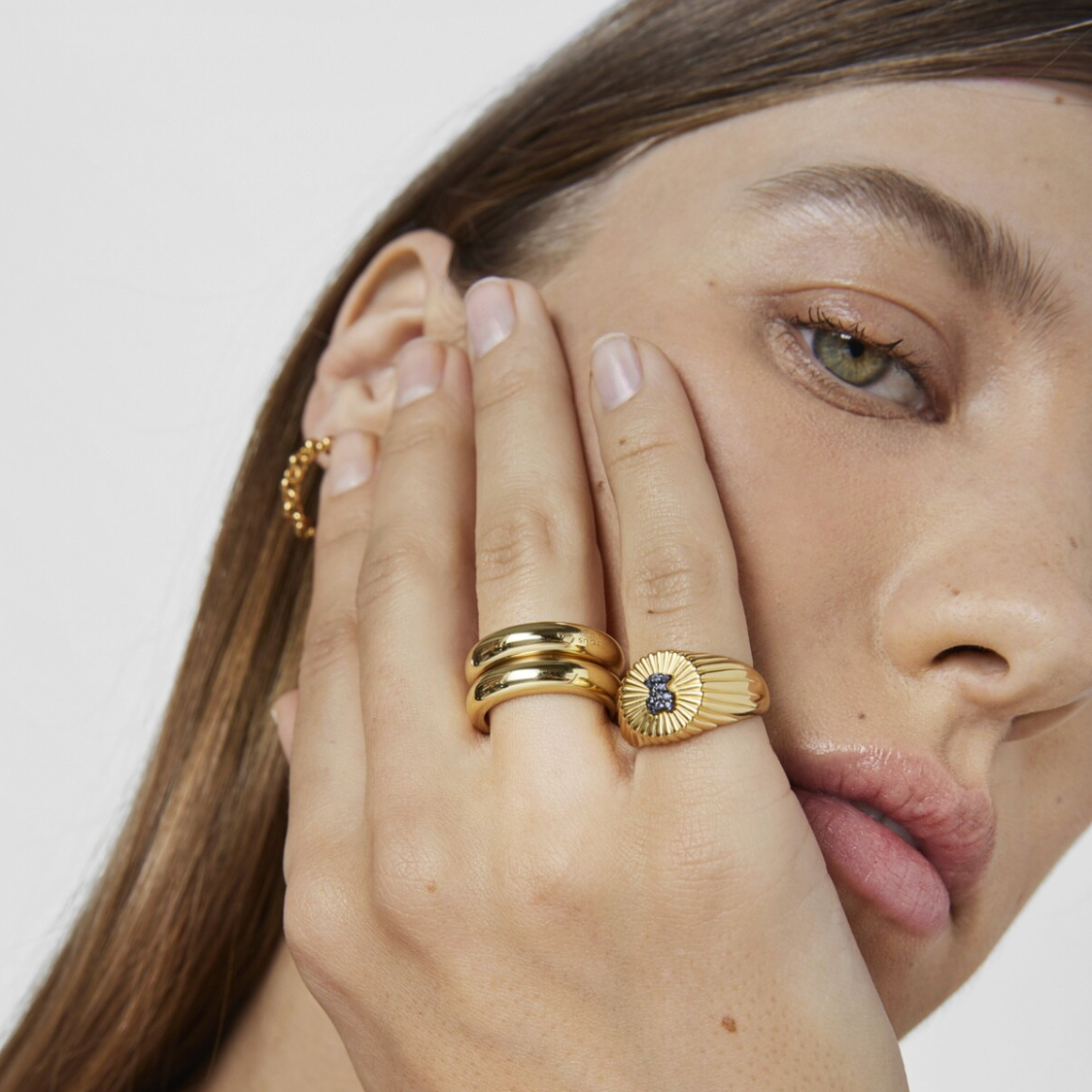 Anillo Tous Sello con baño de oro 18 kt sobre plata y oso con iolitas Iris Motif talla 14