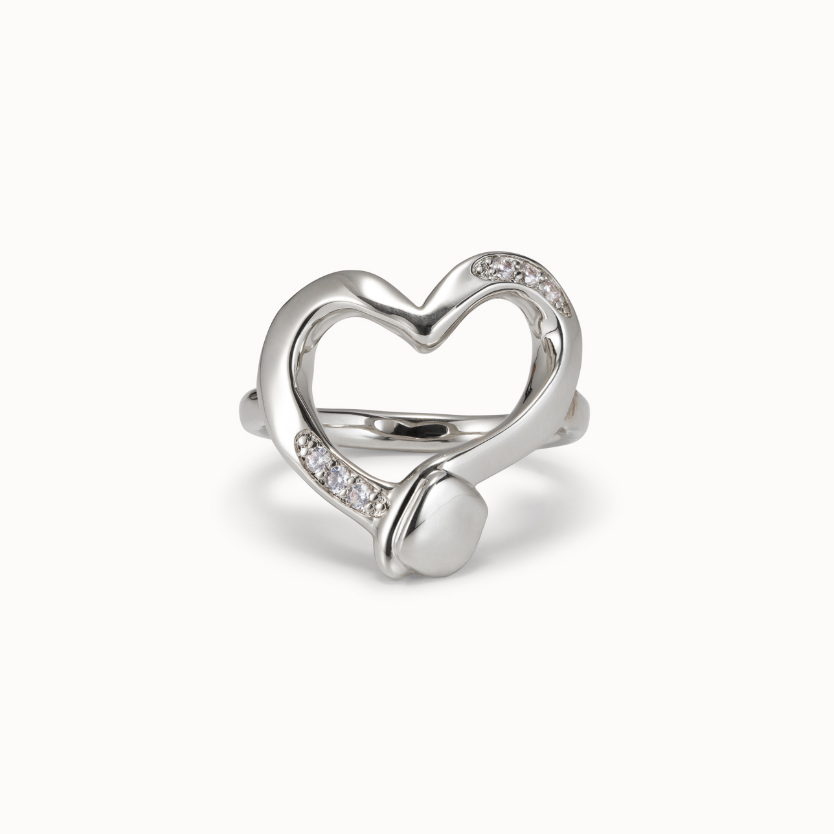 Anillo Uno de 50 Straight to the Heart forma de corazon plata con topacios blancos