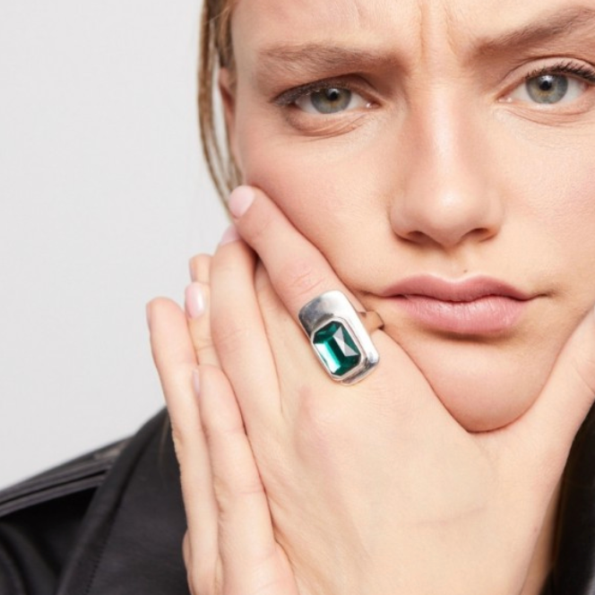 Anillo Uno de 50 rectangular piedra grande verde plata