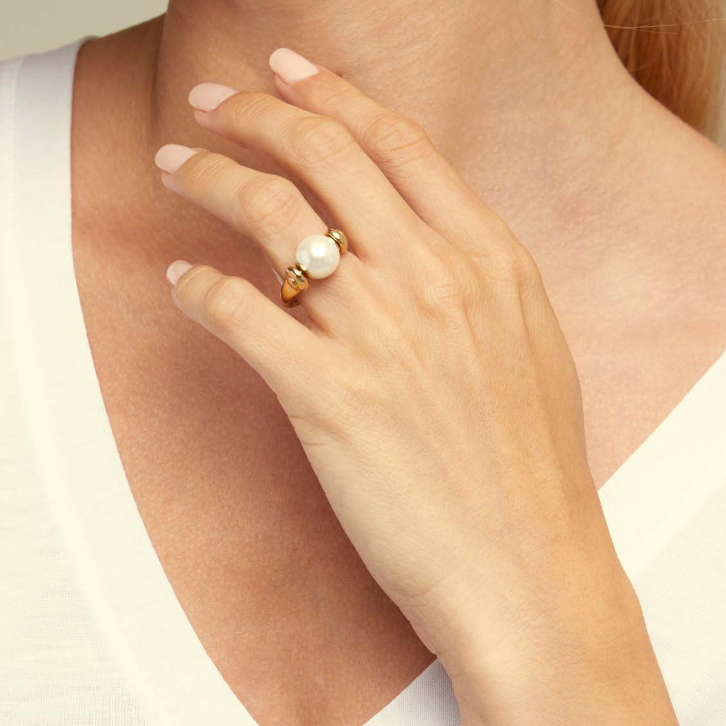 Anillo Uno de 50 Full Pearlmoon con doble baño de oro 18k con una perla giratoria