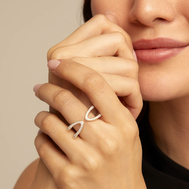 Anillo Uno de 50 topacios con doble baño de oro 18k abierto con topacios