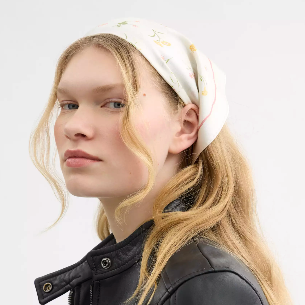 Pañuelo Coach Floral Print amarillo