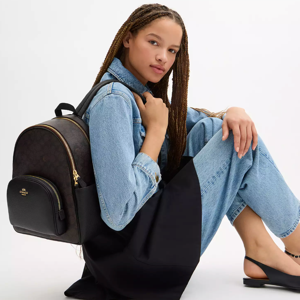 Mochila Coach Court monograma café y negro