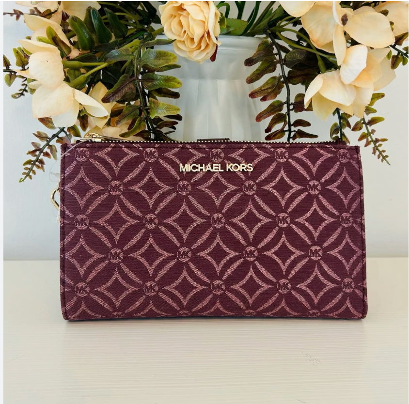 Billetera Michael Kors Wristlet Burdeo con detalles dorados