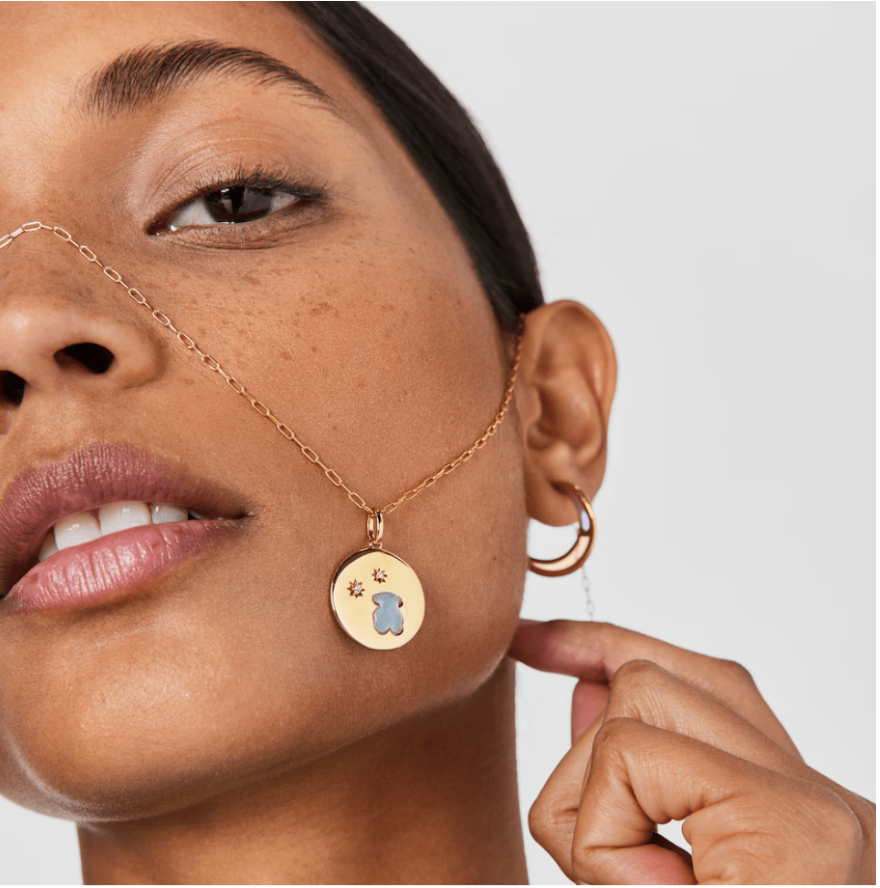 Colgante Tous medalla con baño de oro 18 kt sobre plata, diamantes y calcedonia oso Aelita