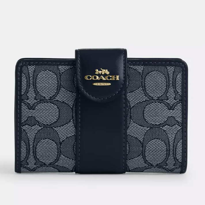 Billetera Coach mediana de tela monograma azul marino