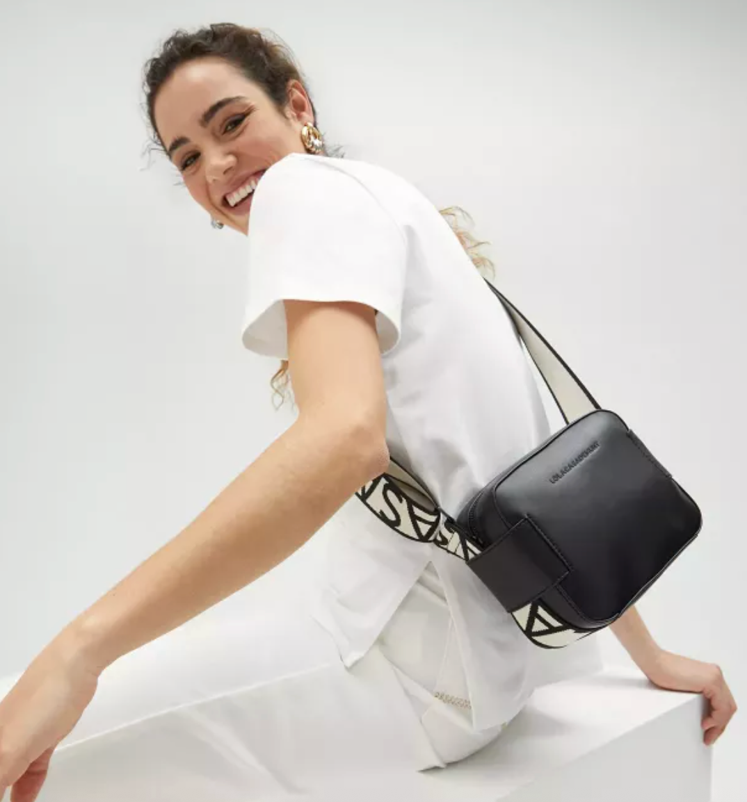 Cartera Lola Casaemunt Camera bag Strap blanco letras Negro