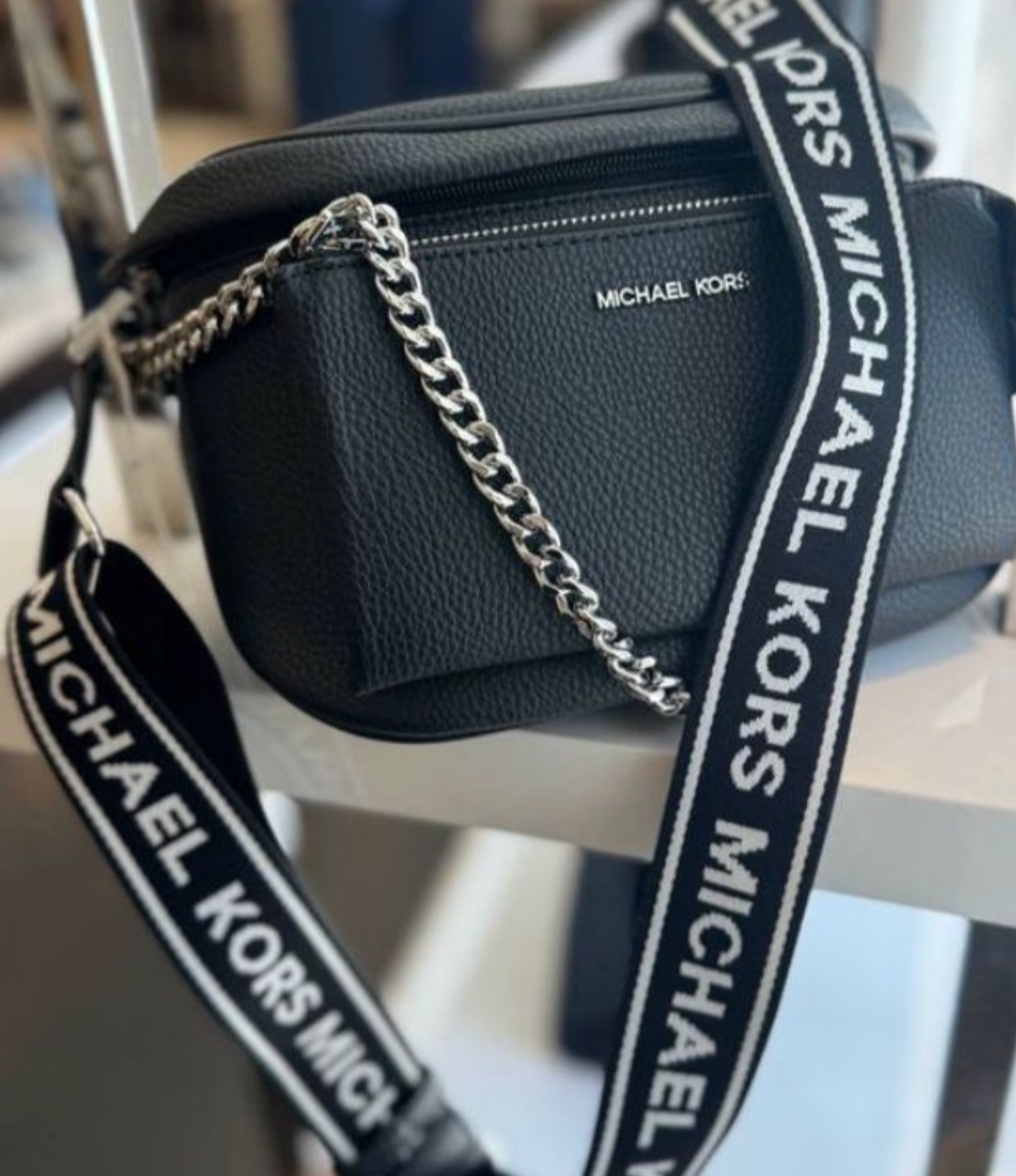 Banano Michael Kors negro detalles plateados