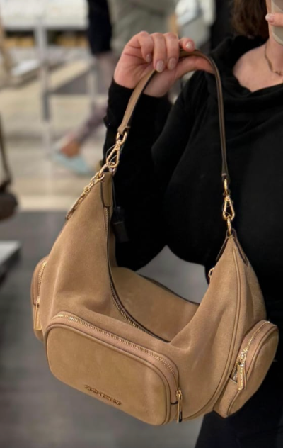 Crossbody Michael Kors Merrit media luna hombro gamuza cafe con leche