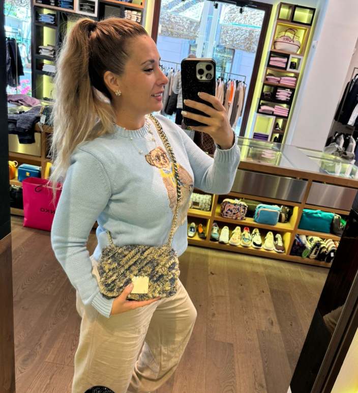 Cartera Purificacion Gacia tipo channel celeste con dorado