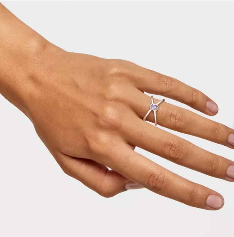 Anillo Tous pequeño de plata y espinela azul creada en laboratorio