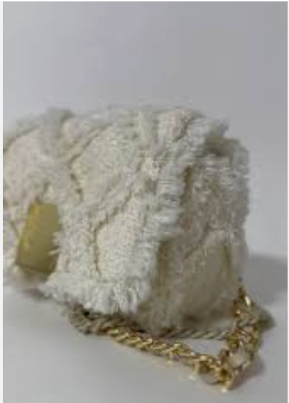 Cartera Purificacion Garcia tipo channel peluda blanca con dorado