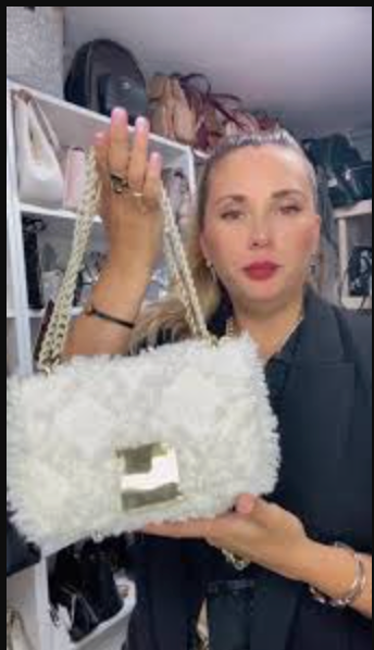 Cartera Purificacion Garcia tipo channel peluda blanca con dorado