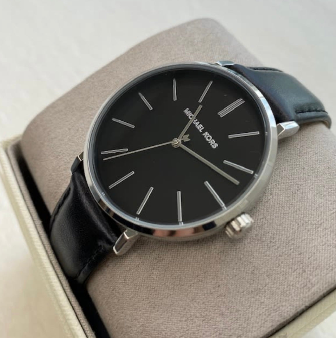 Reloj hombre Michael Kors correa cuero fondo negro