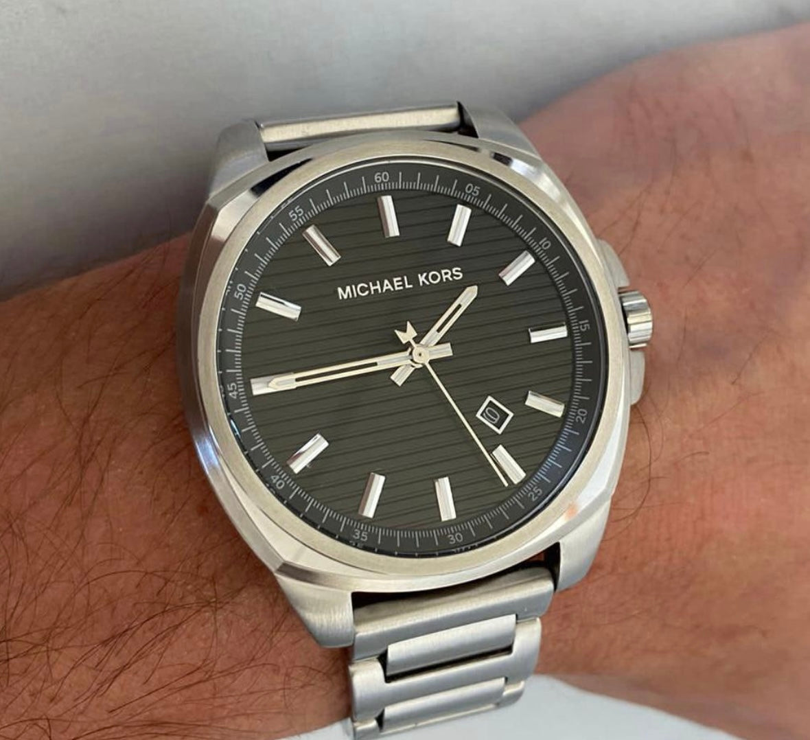 Reloj Hombre Michael Kors correa metalica plateado fondo negro