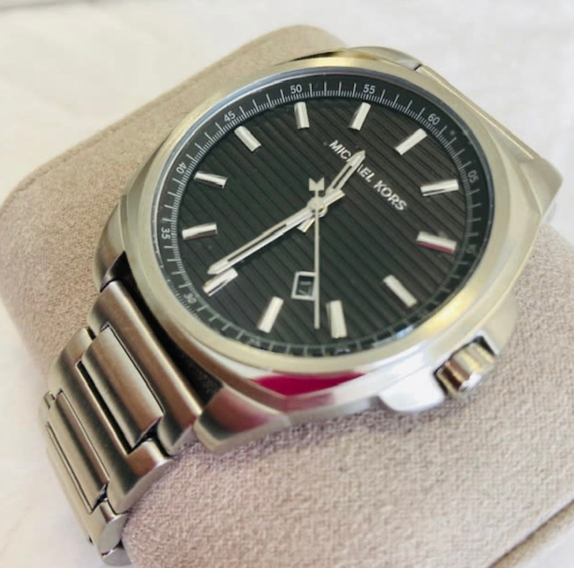 Reloj Hombre Michael Kors correa metalica plateado fondo negro