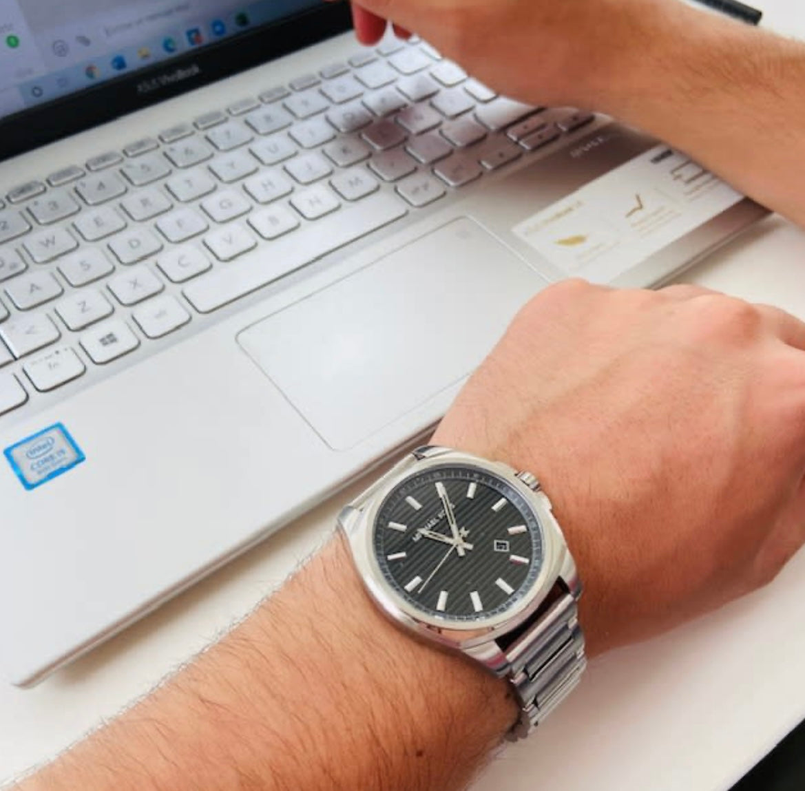 Reloj Hombre Michael Kors correa metalica plateado fondo negro