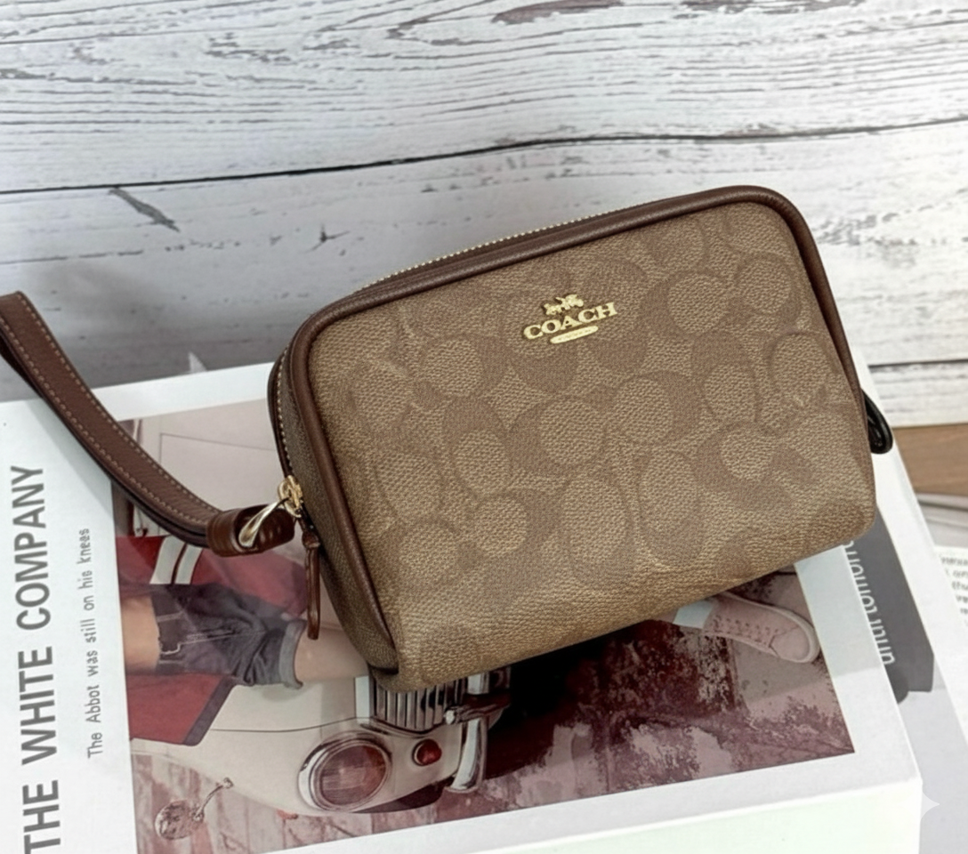 Monedero Coach monograma cafe con beige